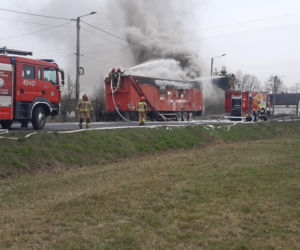 Zablokowana DK12 w Dębowej Łęce. Palą się elektrośmieci w naczepie