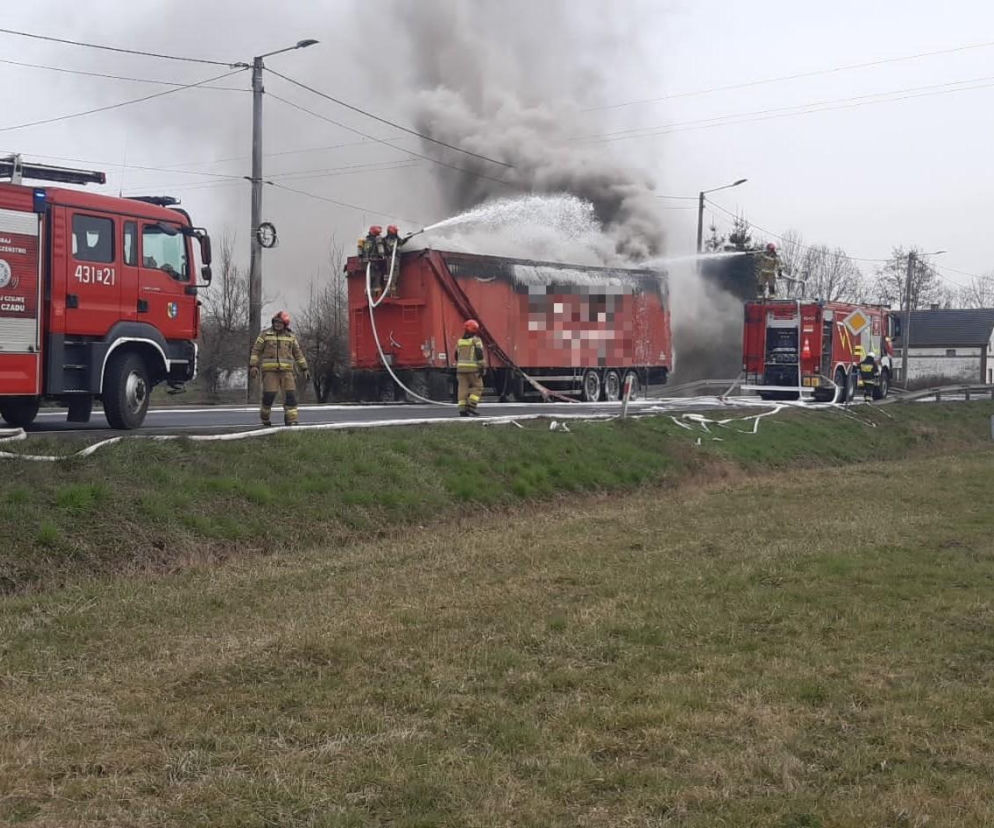 Zablokowana DK12 w Dębowej Łęce po pożarze ciężarówki. Objazdy od S5 Leszno-Zachód