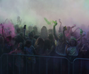 W Lubinie wybuchła bitwa... na kolorowe proszki. Zobacz zdjęcia z Festiwalu Kolorów! [GALERIA]