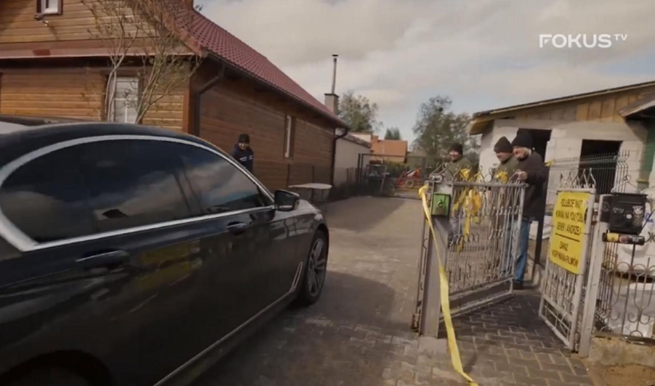 Rolnicy. Podlasie. Andrzej z Plutycz świętuje. Feta jak na otwarciu gminnej drogi. Przecięcie wstęgi, BMW i szampan