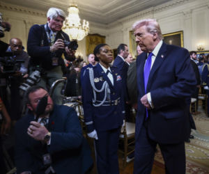 Ludzie poruszeni wyczynem żołnierza, którego pośmiertnie odznaczył Trump