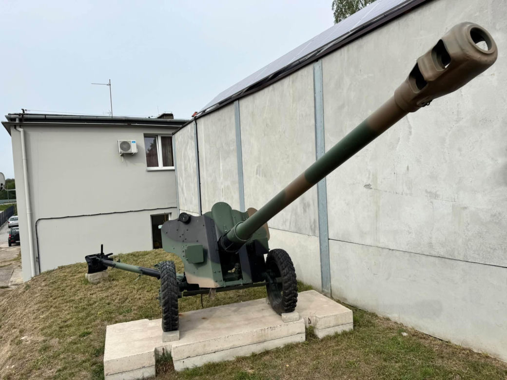 Kolejny militarny eksponat w Starachowicach. Przy strzelnicy stanęła potężna armata z 1936 roku
