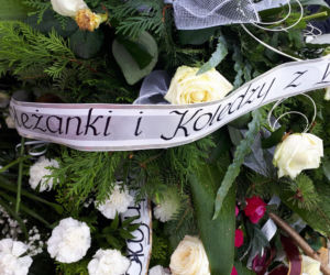 Grób Kamila tonie w kwiatach