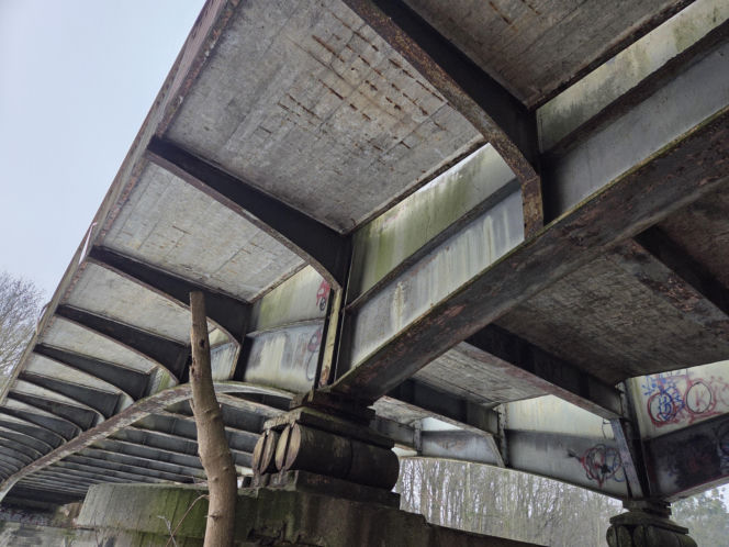 Tak teraz wygląda dawny most kolejowy na Czyżkówku. Kiedyś jeździły tędy pociągi