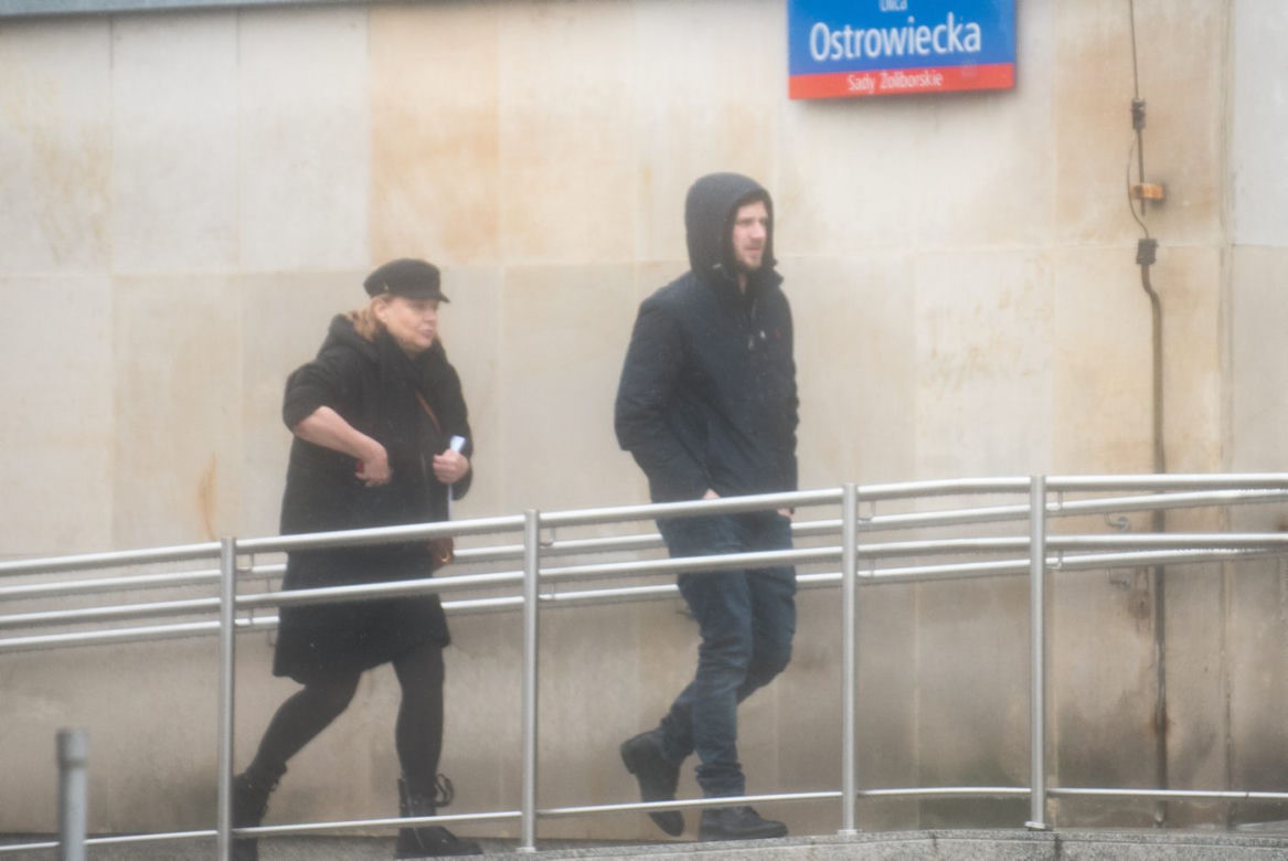 Antek Królikowski z mamą załatwia formalności pogrzebowe