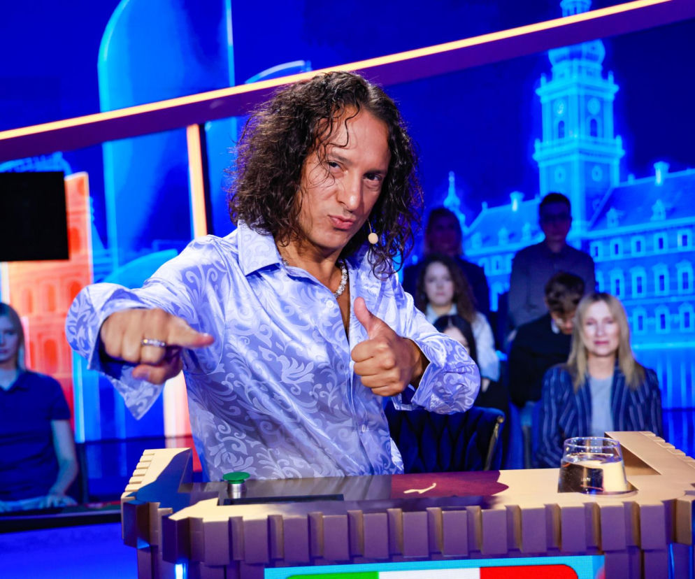 Marco Bocchino w błękitnej koszuli pozuje w studio programu Europa da się lubić. O wielkim powrocie Włocha czytaj w SE.