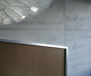 Beton architektoniczny - płyty betonowe na ścianie LUXUM