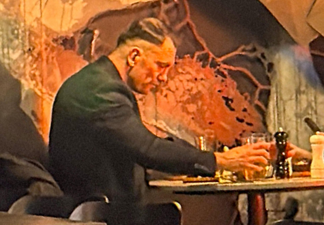 Łukasz Mejza relaksuje się w knajpie