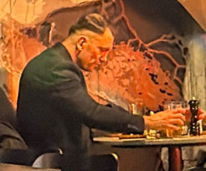 Łukasz Mejza relaksuje się w knajpie