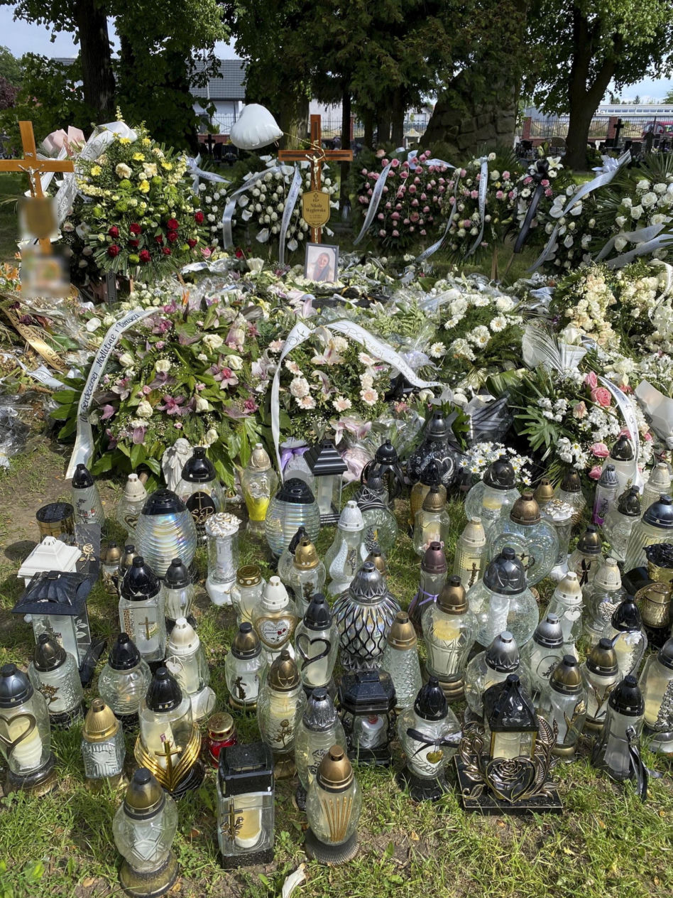 Grób Nikoli Węgłowskiej utonął w kwiatach