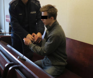 Mateusz rzucił monetą. Wypadł orzeł, więc udusił Wiktorię