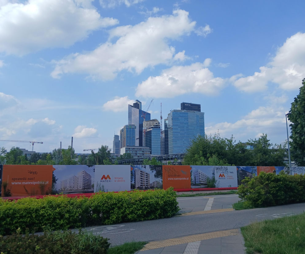 Budowa wieżowca Skyliner II w Warszawie na tle innych biurowców. O postępach prac budowlanych przeczytasz na Architektura.