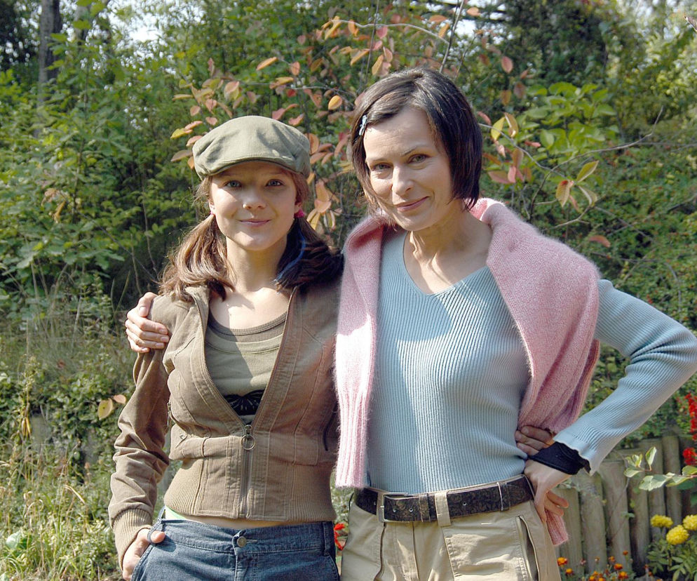 Joanna Jabłczyńska i Danuta Stenka pozują w ogrodzie. O kontynuacji filmu Nigdy w życiu przeczytasz na SE.