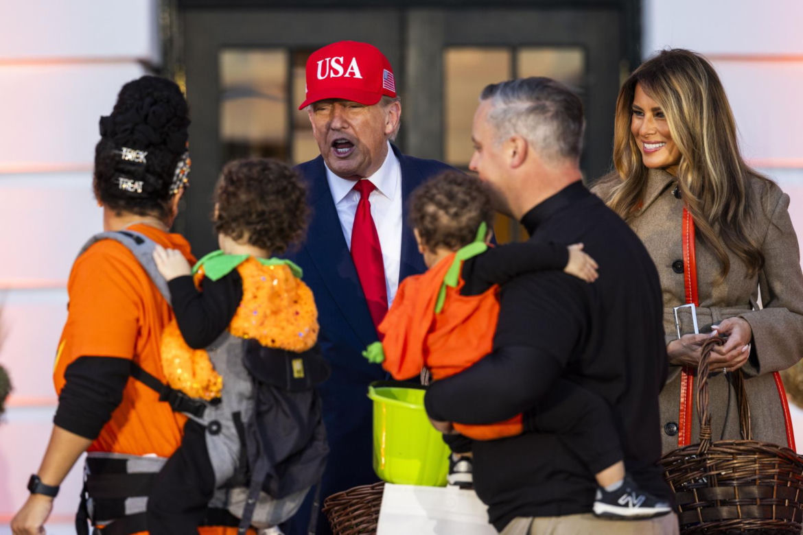 Tłumy na zabawie w Białym Domu. Tak Trump świętował Halloween EPA/JIM LO SCALZO