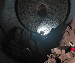 Horror przy demontażu pieca do wypalania ołowiu. Pracownicy przygnieceni cegłami, dwóch wpadło do środka