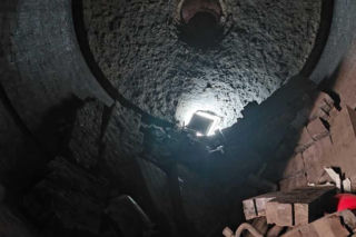 Horror przy demontażu pieca do wypalania ołowiu. Pracownicy przygnieceni cegłami, dwóch wpadło do środka