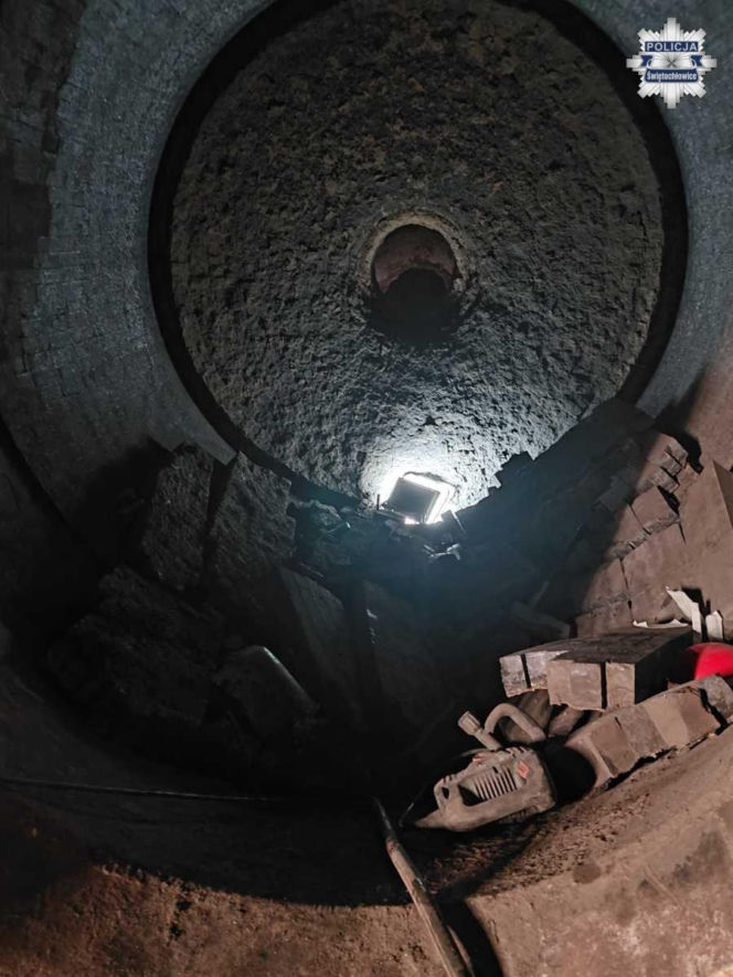 Horror przy demontażu pieca do wypalania ołowiu. Pracownicy przygnieceni cegłami, dwóch wpadło do środka