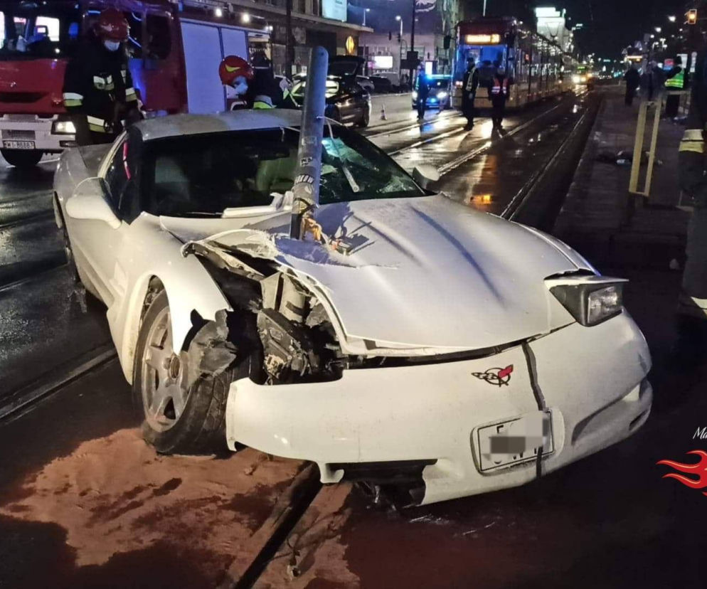 Pijany kierowca roztrzaskał swoje auto na słupie