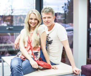 Pierwsza miłość. Agnieszka Sikorska (Barbara Kurdej-Szatan), Błażej Król (Paweł Krucz)