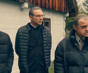Stulecie Winnych 4 odc. 52. Ksiądz Ignacy (Lesław Żurek), Jasiek (Patryk Szwichtenberg), Ryszard (Piotr Rogucki)