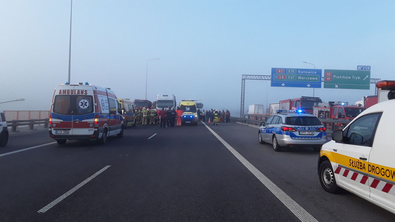 Śmiertelny wypadek na A1 pod Łodzią! 43-latek z busa nie żyje, kilka osób rannych [ZDJĘCIA].