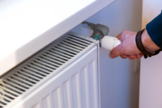 Jak zdjac termostat z grzejnika - wymiana termostatu w grzejniku krok po kroku. Instrukcja montażu