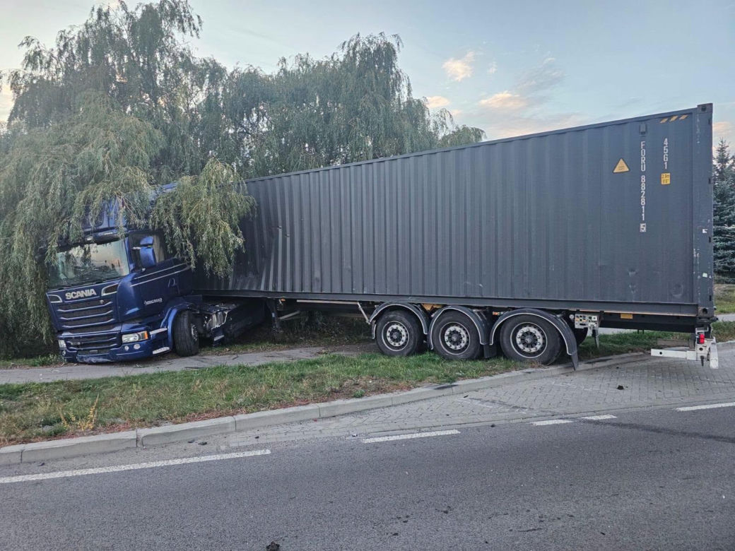 Audi zderzyło się z ciężarówką na DW815. Trzy osoby poszkodowane