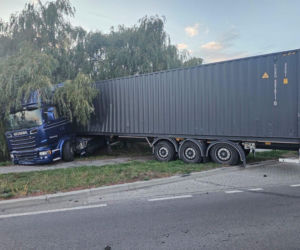 Audi zderzyło się z ciężarówką na DW815. Trzy osoby poszkodowane