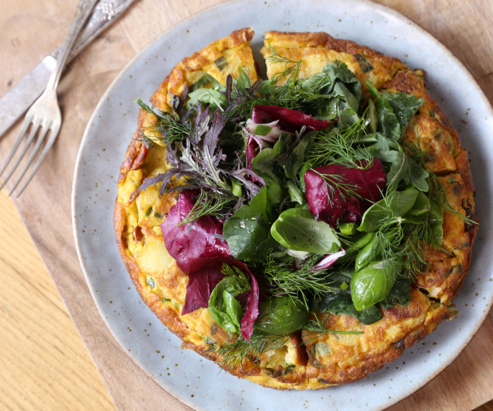 Tortilla ziemniaczana z chorizo i dymką: przepis Agaty Wojdy
