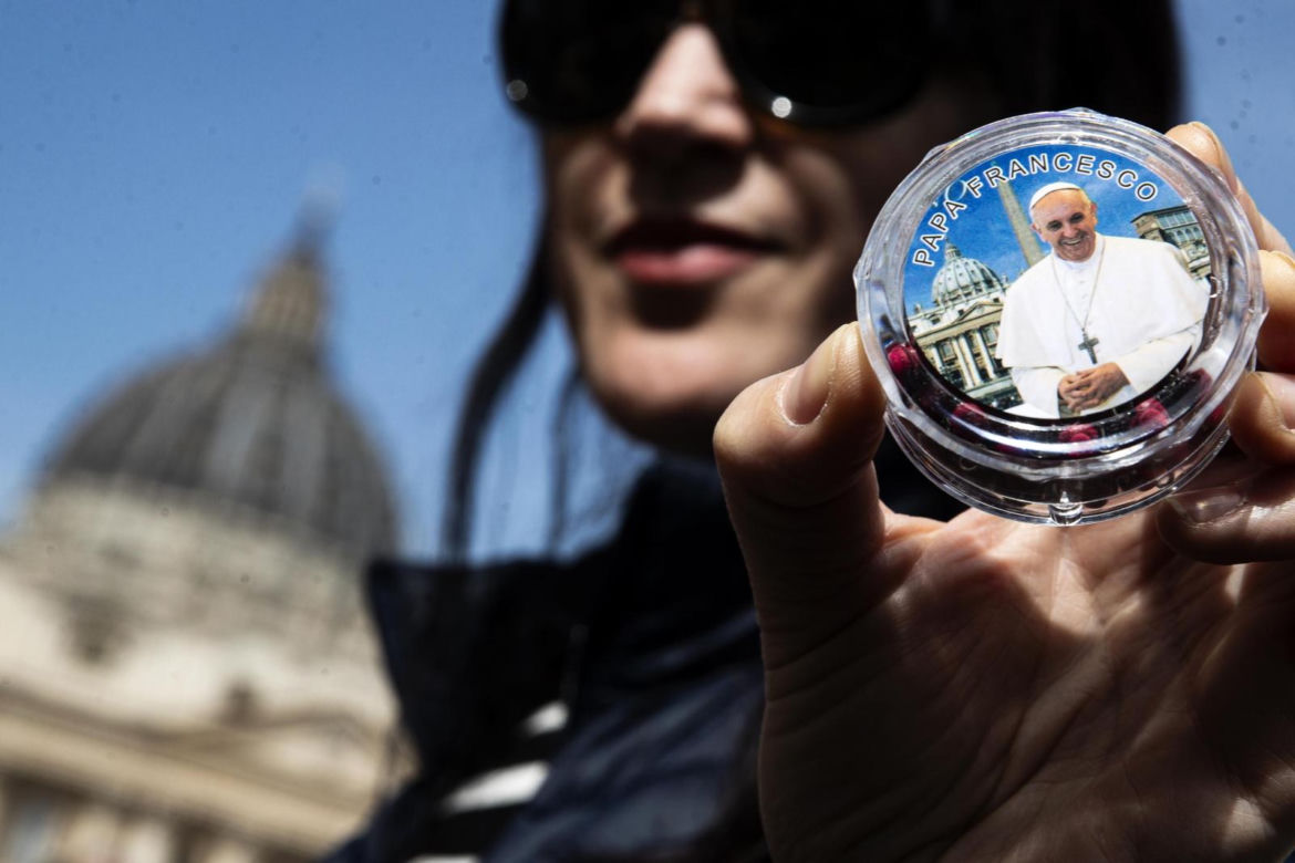 Papież Franciszek nie żyje. Wierni modlą się na Placu Św. Piotra