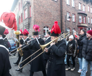 Barbórka 2025. Pobudka górnicza na Nikiszowcu w wykonaniu Orkiestry Wieczorek