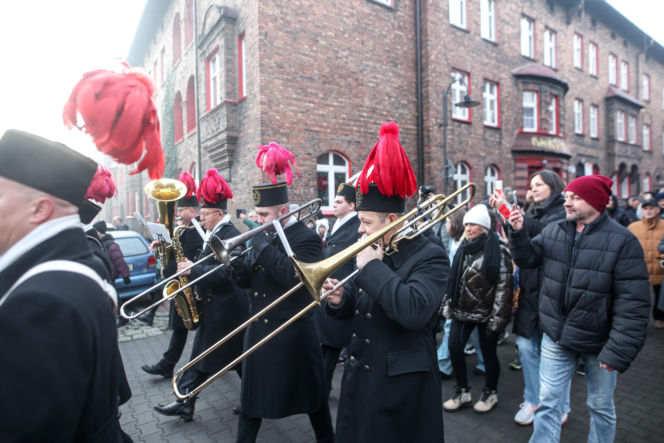 Barbórka 2025. Pobudka górnicza na Nikiszowcu w wykonaniu Orkiestry Wieczorek