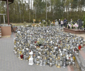 Miesięcznica śmierci Krzysztofa Krawczyka. Wdowa odwiedziła grób