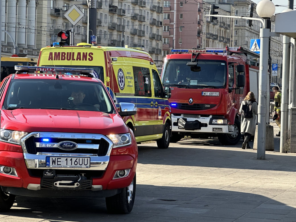 Horror w metrze! Stacja Ratusz Arsenał zamknięta. Pasażer rzucił się pod nadjeżdżający pociąg. Nie żyje
