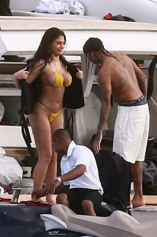 Tyga z dziewczyną na jachcie