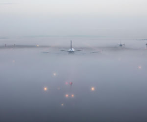 Gęsta mgła w Krakowie paraliżuje lotnisko. Czy pasażerowie odzyskają spokój?