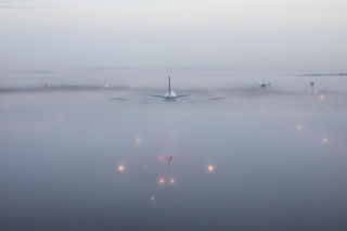 Gęsta mgła w Krakowie paraliżuje lotnisko. Czy pasażerowie odzyskają spokój?