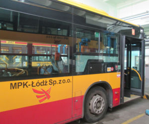 W wyniku strzałów w autobusie wybite zostały szyby