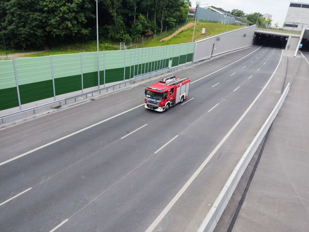Strażacy zamknęli tunel Południowej Obwodnicy Warszawy. "Trwa sprawdzanie obiektu"