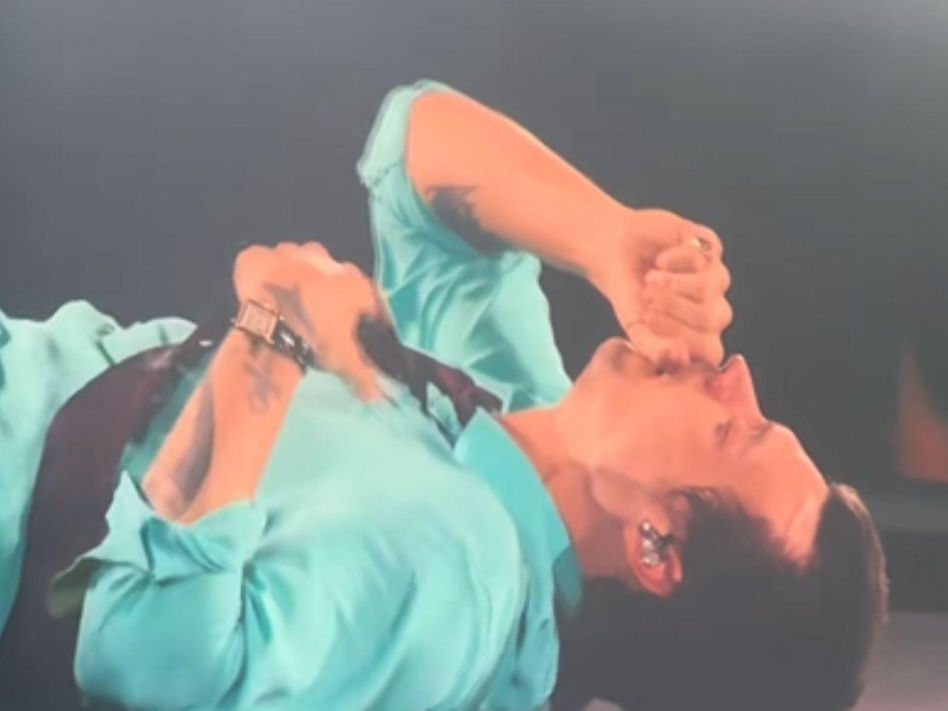 Harry Styles upadł na scenę