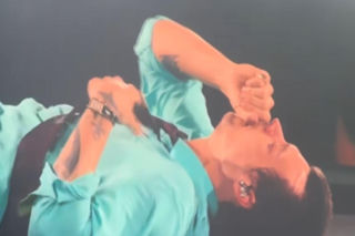 Harry Styles upadł na scenę