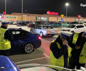 Nielegalne wyścigi samochodowe w Częstochowie. Aż 700 osób zebrało się na parkingu przed centrum handlowym. Interweniowała policja [ZDJĘCIA, WIDEO]