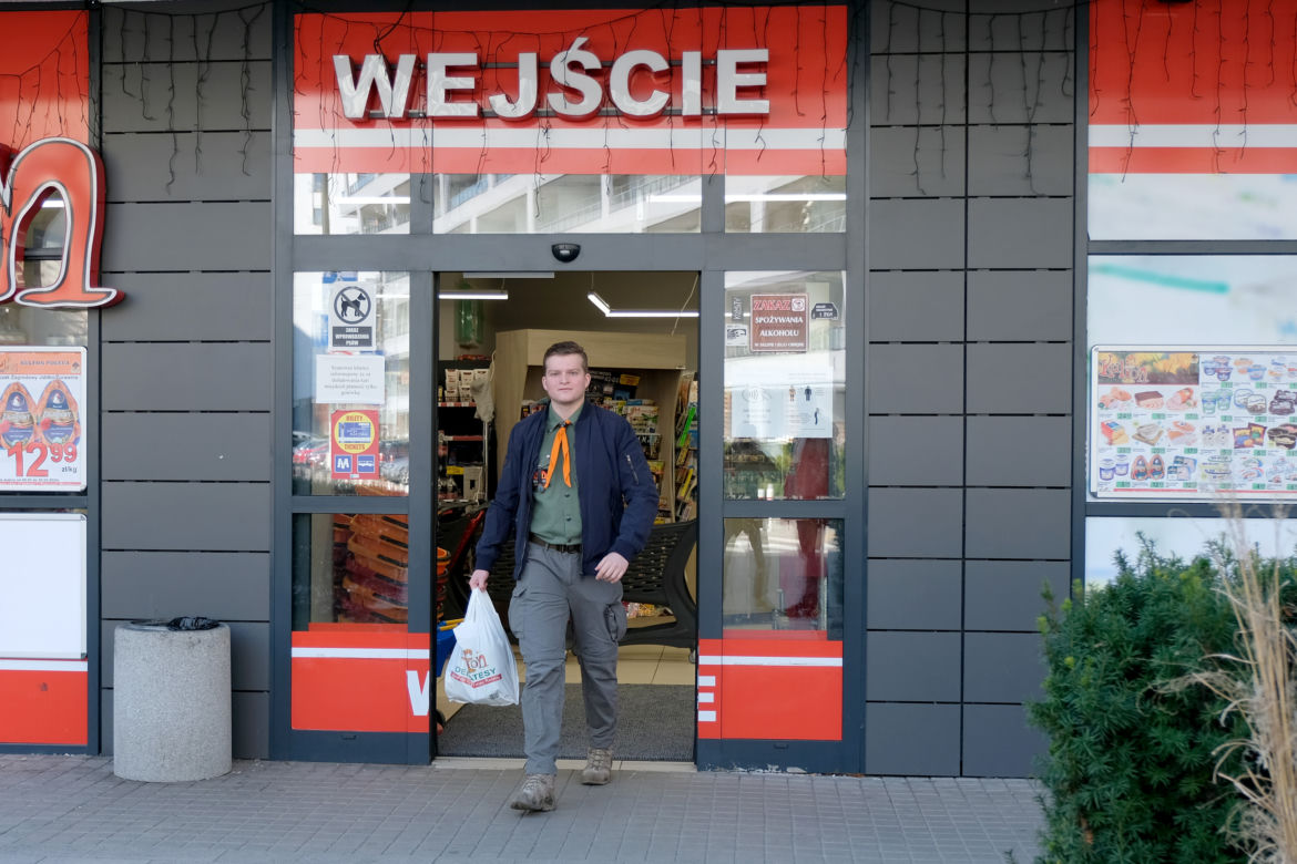 Harcerze pomagają seniorom w codziennych obowiązkach