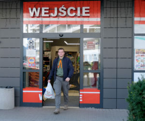Harcerze pomagają seniorom w codziennych obowiązkach