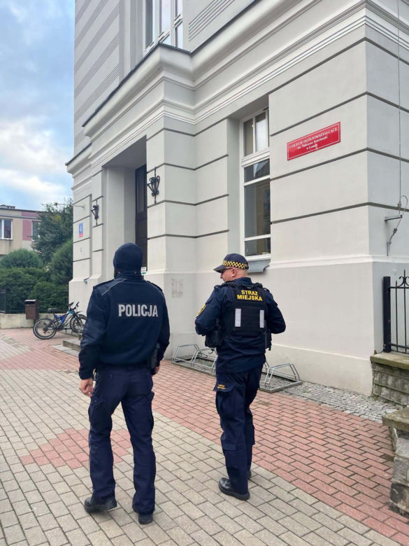 Radiowozy przed szkołami w Podlaskiem. Policja uspokaja rodziców i uczniów