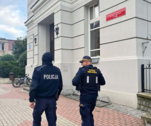 Radiowozy przed szkołami w Podlaskiem. Policja uspokaja rodziców i uczniów