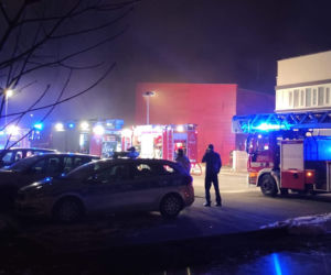 Kraków: Poteżny pożar archiwum Urzędu Miasta. Płoną dwie duże hale przy ulicy Na Załęczu. Akcja trwa [ZDJĘCIA]