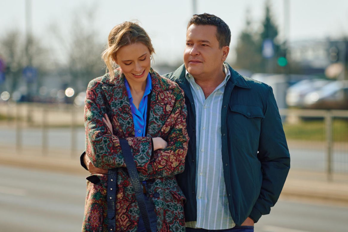 Na Wspólnej odc. 4251. Michał (Robert Kudelski), Lucy (Marta Cichorska)