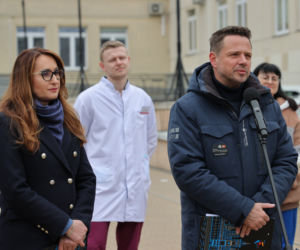 Warszawa zatrudnia medyków z Ukrainy. Konferencja Rafała Trzaskowskiego pod Szpitalem Bielańskim.