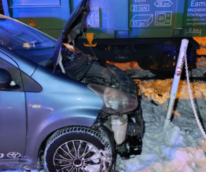 Zignorowała znak stop i wjechała pod pociąg! 40-latka cudem uniknęła śmierci